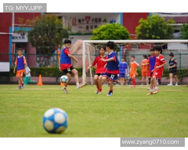 《绿茵场上的旋律与梦想 足球之星献给未来的歌声》