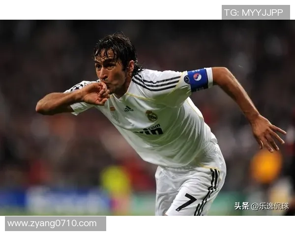 《足球球星之歌：英雄梦想与激情燃烧的绿茵传奇》