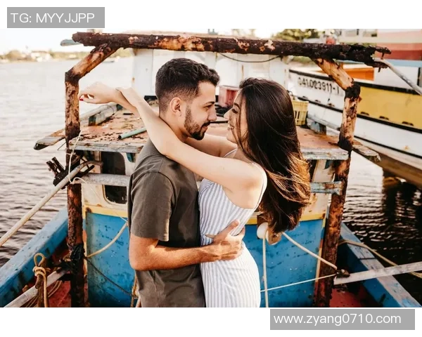 足球球星与网红女友甜蜜互动曝光 引发网友热议和关注